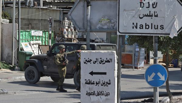 قوات من جنود الإحتلال على مداخل مدينة نابلس (أ ف ب) 