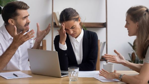 6 شخصيات سلبية يجب أن تحذر منهم في مكان العمل