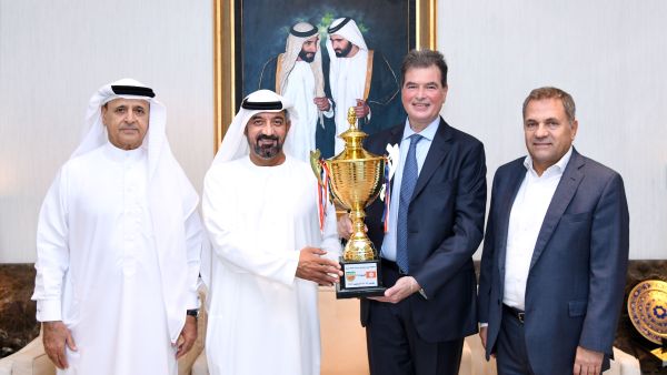 خلال الحدث سمو الشيخ أحمد بن سعيد آل مكتوم يتسلم كأس بطولة الأندية العربية للسيدات 2022 من رئيس نادي بيروت لكرة السلة