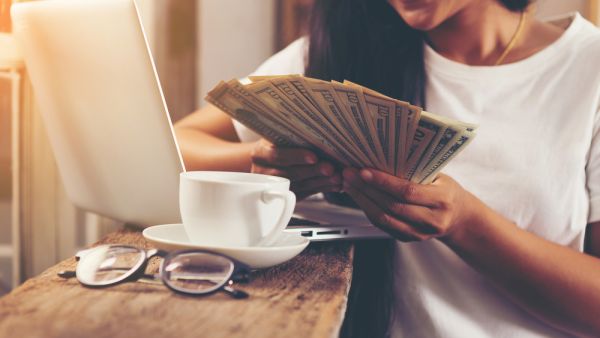 6 مواقع ستدفع لك 10 دولارات يوميًا للعمل من منزلك