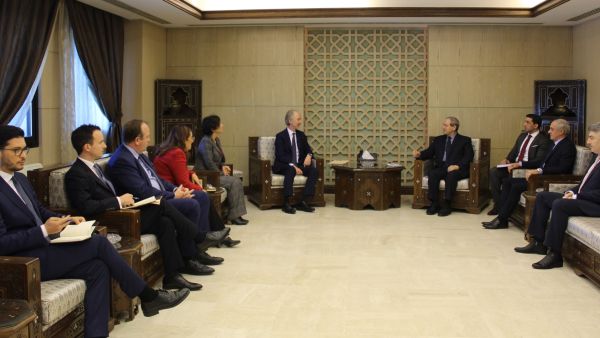 فيصل المقداد خلال استقباله غير بيدرسن في دمشق