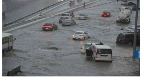 وشهدت جدة منذ الدخول في فصل الشتاء الحالي اكثر من حالة فيضان اسفرت عن خسائر مادية باهظة 