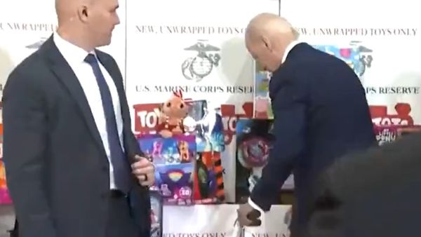 بايدن يركب دراجة أطفال ويكسر مقودها