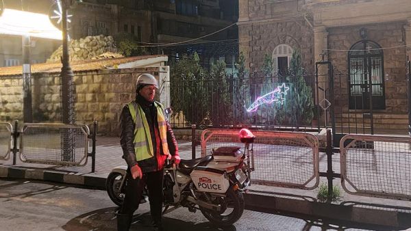 الاسد يزيد رواتب الشرطة واعضاء السلك التعليمي