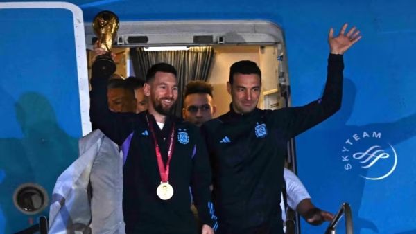 ميسي يصل العاصمة الأرجنتينية حاملًا كأس العالم