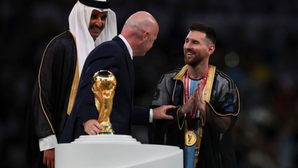 الأمير تميم بن حمد يهدي مسي البشت العربي