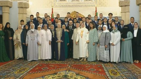الملك محمد السادس يكرم المنتخب المغربي مع أمهاتهم