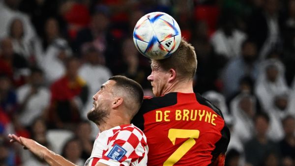 Belgium's midfielder #07 Kevin De Bruyne heads the ball before Croatia's midfielder #08 Mateo Kovacic during the Qatar 2022 World Cup Group F football match between Croatia and Belgium at the Ahmad Bin Ali Stadium in Al-Rayyan, west of Doha on December 1, 2022. (Photo by OZAN KOSE / AFP)