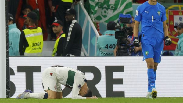 Morocco's goalkeeper #01 Yassine Bounou and Portugal's forward #07 Cristiano Ronaldo react during the Qatar 2022 World Cup quarter-final football match between Morocco and Portugal at the Al-Thumama Stadium in Doha on December 10, 2022. (Photo by Odd ANDERSEN / AFP)