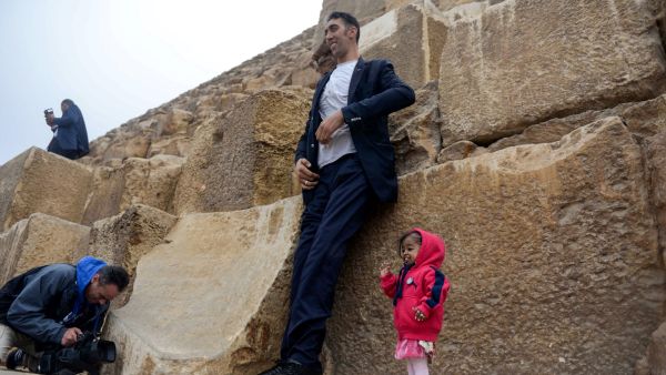 Sultan Kosen poses with the world shortest woman 