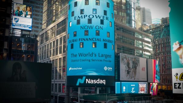 ظهر شعار " إمباور" على شاشة بورصة ناسداك في ساحة "تايمز سكوير" الشهيرة بنيويورك، والتي تستقطب ما يزيد عن 50 مليون زائر في العام. شعار " إمباور" يزين شاشات بورصة ناسداك نيويورك في "تايمز سكوير"
