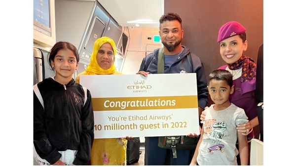 خلال الحدث الاتحاد للطيران تحتفي بالمسافر رقم 10 ملايين للعام 2022