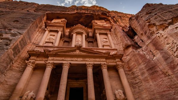 تم الإعلان عن أحدث المسارات وسط طلب ثابت وقوي مع نفاد 90 في المئة من الرحلات المتاحة في 2023 الحجوزات متاحة الآن لمسارات الرحلات المقررة في 2024 ضمن تجارب طائرة فورسيزونز الخاصة