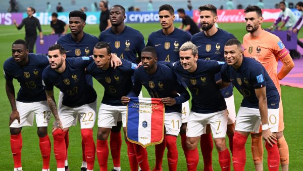 France's players pose for a team picture ahead of the Qatar 2022 World Cup semi-final football match between France and Morocco at the Al-Bayt Stadium in Al Khor, north of Doha on December 14, 2022. (Photo by Kirill KUDRYAVTSEV / AFP)