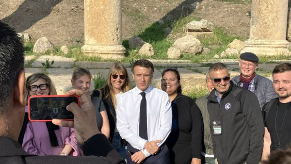 الرئيس الفرنسي يحتفل بعيد ميلاده في مدينة جرش الاردنية