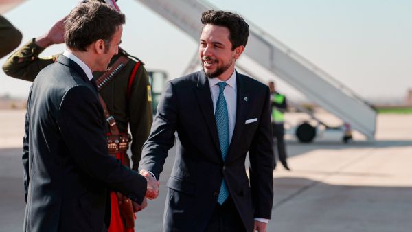 ولي العهد الاردني يستقبل الرئيس الفرنسي