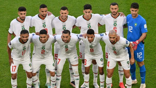 Morocco's team pose ahead of the start of the Qatar 2022 World Cup Group F football match between Belgium and Morocco at the Al-Thumama Stadium in Doha on November 27, 2022. (Photo by Glyn KIRK / AFP)