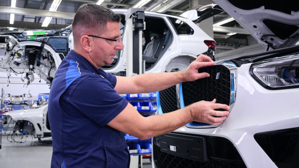 Manufacture of small-series BMW iX5 Hydrogen at the Research and Innovation Centre’s pilot plant in Munich BMW Group commences production of small-series hydrogen-powered model, with a test fleet scheduled for the Middle East