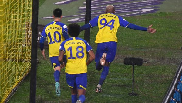 النصر يهزم الطائي (المصدر: أ ف ب)