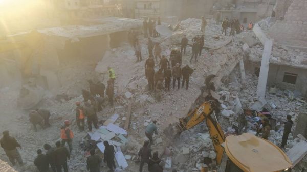 فرق الإنقاذ في موقع المبنى المنهار في مدينة حلب