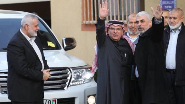 السفير القطري الى جانب قادة حماس- صورة عن مواقع التواصل
