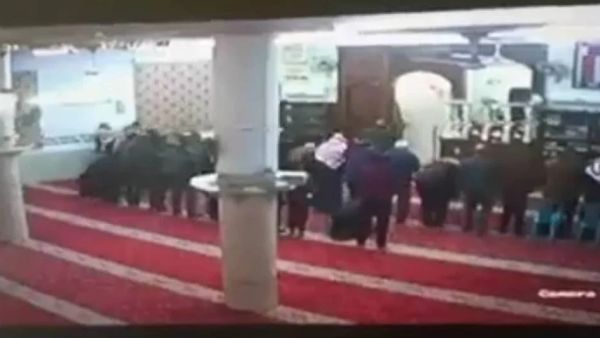 الدكتور حمزة شهابات خلال سقوطه - لقطة شاشه