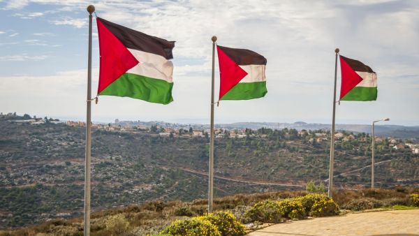 إصابة مستوطن في عملية طعن قرب الخليل، وتحييد منفذ العملية.