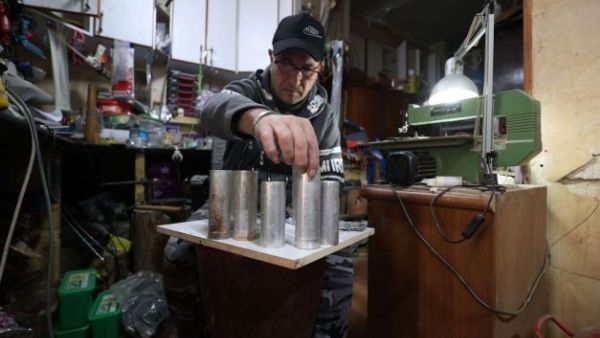 فلسطيني يحول مخلفات قنابل إسرائيلية لتحف