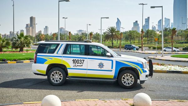 تفاجأ رجال أمن مخفر الجهراء بشخص يدخل عليهم مستنجدا لإسعافه