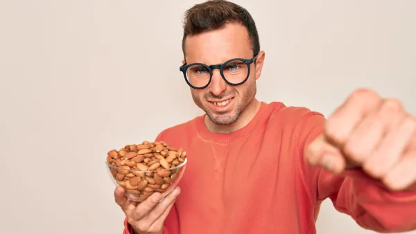 دراسة: تناول اللوز بعد التمرين يعزز شفاء العضلات