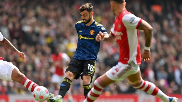 Manchester United's Portuguese midfielder Bruno Fernandes (C) has an unsuccessful shot during the English Premier League football match between Arsenal and Manchester United at the Emirates Stadium in London on April 23, 2022. (Photo by Glyn KIRK / AFP)