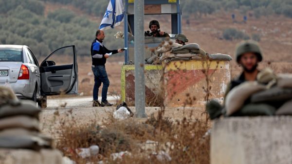 حاجز لقوات الإحتلال الإسرائيلي في الضفة الغربية (أ ف ب)