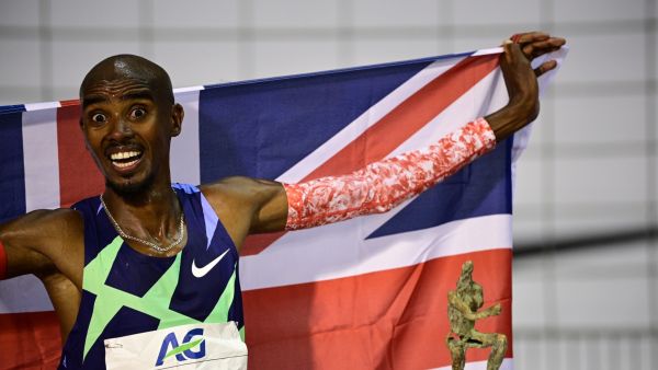 Britain's Mo Farah celebrates after victory and a world record in the men's one hour event at The Diamond League AG Memorial Van Damme athletics meeting at The King Baudouin Stadium in Brussels on September 4, 2020. / AFP / MARTIN BUREAU