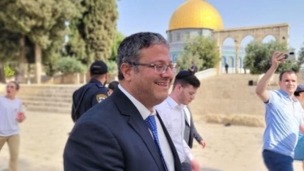  الوزير المتطرف "إيتمار بن غفير"، يقتحم ساحات المسجد الأقصى