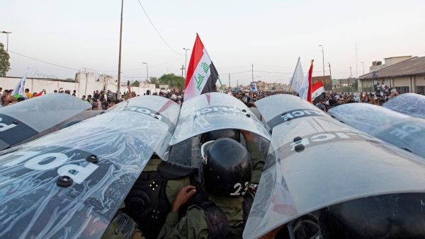 احتجاجات في الشارع العراقي ضد الفساد وانسداد الأفق السياسي في البلاد (أ ف ب)