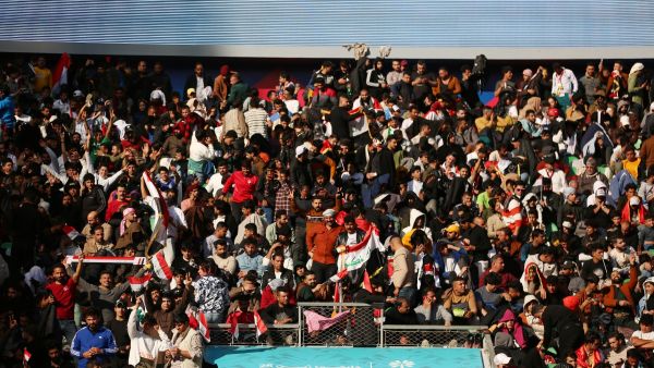 تزاحم الجماهير العراقية في محيط ملعب جذع النخلة في البصرة (أ ف ب)
