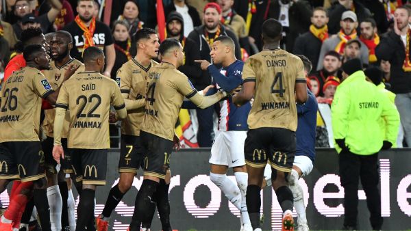 Paris Saint-Germain's French forward Kylian Mbappe (3rd R) argues with Lens' Argentinian defender Facundo Medina (C) during the French L1 football match between RC Lens and Paris Saint Germain (PSG) at the Bollaert-Delelis Stadium in Lens, northern France on January 1, 2023. (Photo by FRANCOIS LO PRESTI / AFP)