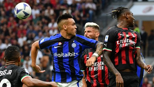 Inter Milan's Argentinian forward Lautaro Martinez (L), AC Milan's French forward Olivier Giroud (C) and AC Milan's Portuguese forward Rafael Leao (R) fight for the ball during the Italian Serie A football match between AC Milan and Inter Milan at the San Siro stadium in Milan on September 3, 2022. (Photo by Miguel MEDINA / AFP)