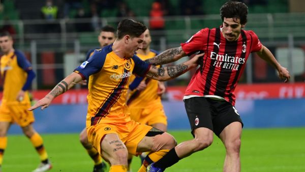 Roma's Italian midfielder Nicolo Zaniolo (L) fights for the ball with AC Milan's Italian midfielder Sandro Tonali during the Italian Serie A football match AC Milan and AS Roma at the San Siro stadium in Milan on January 6, 2022. (Photo by Miguel MEDINA / AFP)
