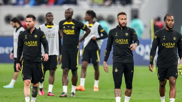 Paris Saint-Germain's Argentine forward Lionel Messi, Brazilian forward Neymar (2nd-R), and Portuguese midfielder Renato Sanches (R) walk during a team training session at Khalifa International Stadium in Doha on January 18, 2023. (Photo by Mahmoud HEFNAWY / AFP)