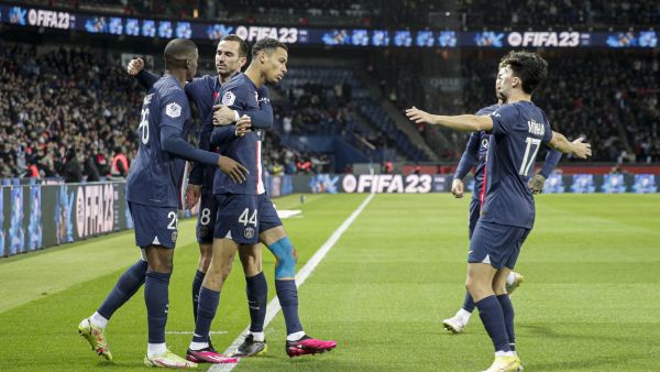 Paris Saint-Germain's French forward Hugo Ekitike (C) celebrates with teammates after scoring his team's first goal during the French L1 football match between Paris Saint-Germain (PSG) and SCO Angers at The Parc des Princes Stadium in Paris on January 11, 2023. (Photo by GEOFFROY VAN DER HASSELT / AFP)