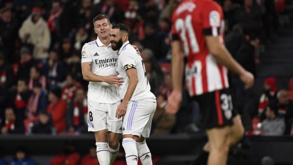 Real Madrid's German midfielder Toni Kroos (L) celebrates with Real Madrid's French forward Karim Benzema after scoring his team's second goal during the Spanish league football match between Athletic Club Bilbao and Real Madrid CF at the San Mames stadium in Bilbao, on January 22, 2023. (Photo by ANDER GILLENEA / AFP)