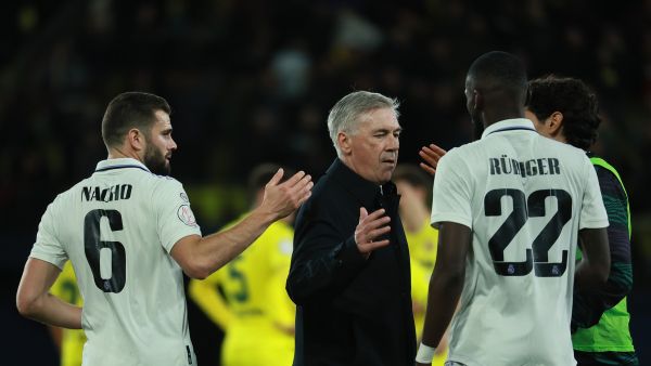 Real Madrid's Italian coach Carlo Ancelotti (C) greets his players at the end of the Spain's Copa del Rey (King's Cup), round of 16 football match between Villarreal CF and Real Madrid CF at La Ceramica stadium in Vila-Real, near Valencia, on January 19, 2023. (Photo by JOSE JORDAN / AFP)