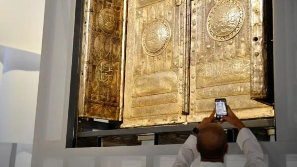 باب الكعبة المشرفة في بينالي الفنون الإسلامية 