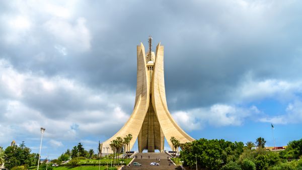 نصب تذكاري في عاصمة الجزائر للشهداء الذين قتلوا خلال حرب الاستقلال الجزائرية