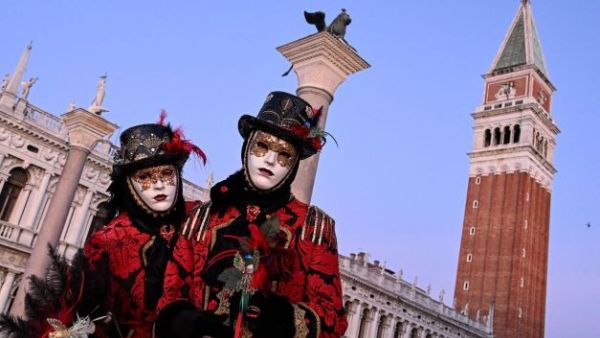 كرنفال بالأقنعة الملونة في البندقية الإيطالية