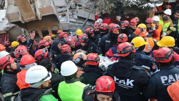 إنقاذ سيدة من تحت الأنقاض بعد مرور 222 ساعة- الصورة عن الاناضول