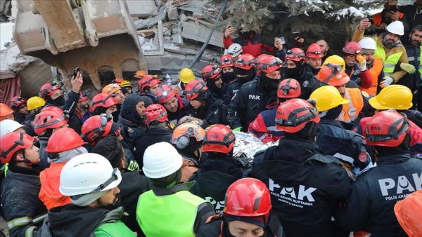 إنقاذ سيدة من تحت الأنقاض بعد مرور 222 ساعة- الصورة عن الاناضول