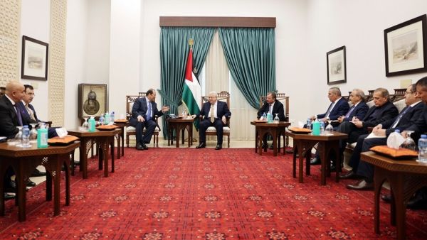 عباس التقى بـ عباس كامل واحمد حسني الشهر الماضي