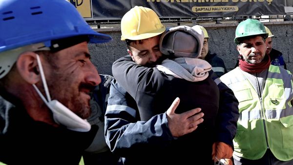 لقي أكثر من 43 ألف شخصا مصرعهم في تركيا وسوريا المجاورة جراء الزلزال المدمر